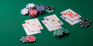 Kumarhanede kumar oynamak, kumar oynamak, kumar oynamak ve risk almak. Yeşil kartlar ve çipler tasarımınız için arka plan görevi görür