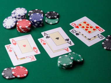 Kumarhanede kumar oynamak, kumar oynamak, kumar oynamak ve risk almak. Yeşil kartlar ve çipler tasarımınız için arka plan görevi görür