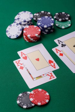 Kumarhanede kumar oynamak, kumar oynamak, kumar oynamak ve risk almak. Yeşil kartlar ve çipler tasarımınız için arka plan görevi görür