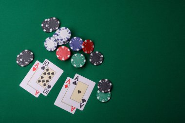 Kumarhanede kumar oynamak, kumar oynamak, kumar oynamak ve risk almak. Yeşil kartlar ve çipler tasarımınız için arka plan görevi görür