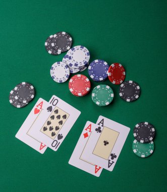 Kumarhanede kumar oynamak, kumar oynamak, kumar oynamak ve risk almak. Yeşil kartlar ve çipler tasarımınız için arka plan görevi görür