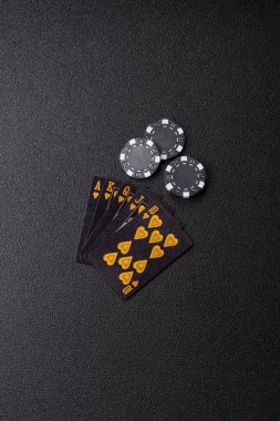 Kumarhanede poker oynuyorum. Fişler, bahisler ve risklerle. Yeşil kartlar ve çipler tasarımınız için arka plan görevi görür