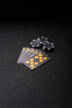 Kumarhanede poker oynuyorum. Fişler, bahisler ve risklerle. Yeşil kartlar ve çipler tasarımınız için arka plan görevi görür