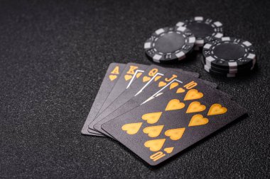 Kumarhanede poker oynuyorum. Fişler, bahisler ve risklerle. Yeşil kartlar ve çipler tasarımınız için arka plan görevi görür
