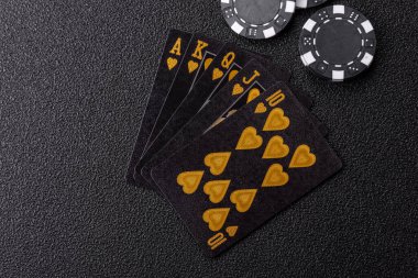 Kumarhanede poker oynuyorum. Fişler, bahisler ve risklerle. Yeşil kartlar ve çipler tasarımınız için arka plan görevi görür