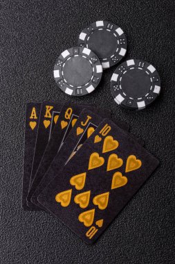 Kumarhanede poker oynuyorum. Fişler, bahisler ve risklerle. Yeşil kartlar ve çipler tasarımınız için arka plan görevi görür