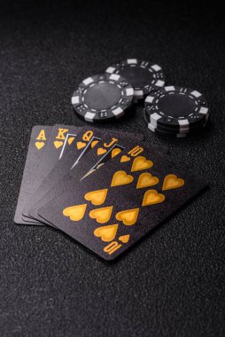 Kumarhanede poker oynuyorum. Fişler, bahisler ve risklerle. Yeşil kartlar ve çipler tasarımınız için arka plan görevi görür