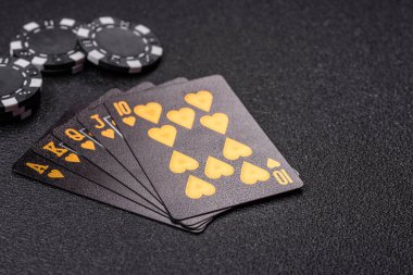 Kumarhanede poker oynuyorum. Fişler, bahisler ve risklerle. Yeşil kartlar ve çipler tasarımınız için arka plan görevi görür