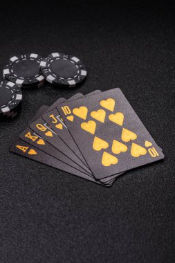 Kumarhanede poker oynuyorum. Fişler, bahisler ve risklerle. Yeşil kartlar ve çipler tasarımınız için arka plan görevi görür