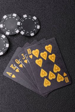 Kumarhanede poker oynuyorum. Fişler, bahisler ve risklerle. Yeşil kartlar ve çipler tasarımınız için arka plan görevi görür