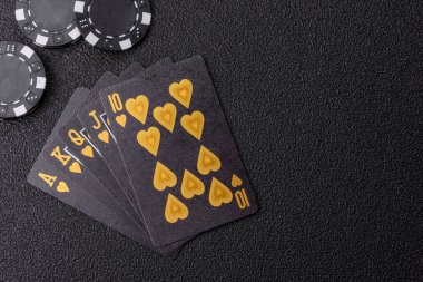 Kumarhanede poker oynuyorum. Fişler, bahisler ve risklerle. Yeşil kartlar ve çipler tasarımınız için arka plan görevi görür