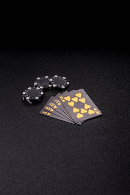Kumarhanede poker oynuyorum. Fişler, bahisler ve risklerle. Yeşil kartlar ve çipler tasarımınız için arka plan görevi görür