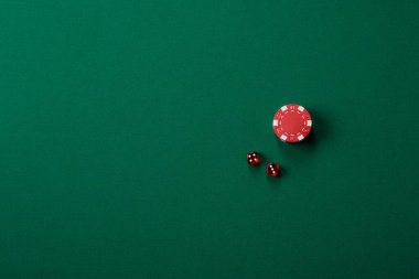 Kumarhanede kumar oynarız. Fişler, bahisler ve riskler vardır. Tasarımınız için bir arkaplan olarak tüm özelliklere sahip barbut oyunu