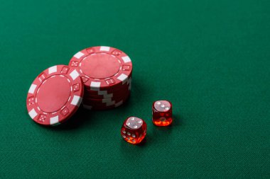 Kumarhanede kumar oynarız. Fişler, bahisler ve riskler vardır. Tasarımınız için bir arkaplan olarak tüm özelliklere sahip barbut oyunu