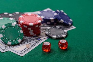 Kumarhanede kumar oynarız. Fişler, bahisler ve riskler vardır. Tasarımınız için bir arkaplan olarak tüm özelliklere sahip barbut oyunu