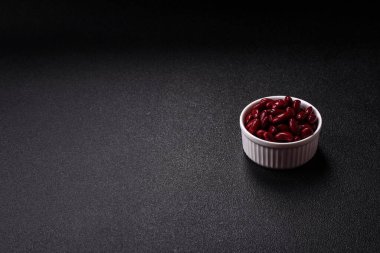 Sağlıklı ya da vejetaryen yemek pişirmek için konserve fasulye konservesi. Tasarımın için arka plan olarak konserve fasulye