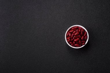 Sağlıklı ya da vejetaryen yemek pişirmek için konserve fasulye konservesi. Tasarımın için arka plan olarak konserve fasulye