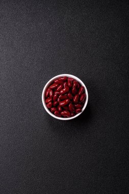 Sağlıklı ya da vejetaryen yemek pişirmek için konserve fasulye konservesi. Tasarımın için arka plan olarak konserve fasulye