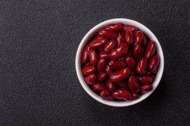 Sağlıklı ya da vejetaryen yemek pişirmek için konserve fasulye konservesi. Tasarımın için arka plan olarak konserve fasulye