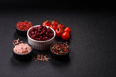 Sağlıklı ya da vejetaryen yemek pişirmek için konserve fasulye konservesi. Tasarımın için arka plan olarak konserve fasulye