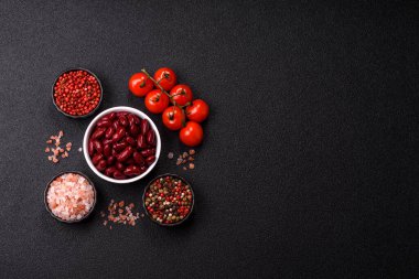 Sağlıklı ya da vejetaryen yemek pişirmek için konserve fasulye konservesi. Tasarımın için arka plan olarak konserve fasulye