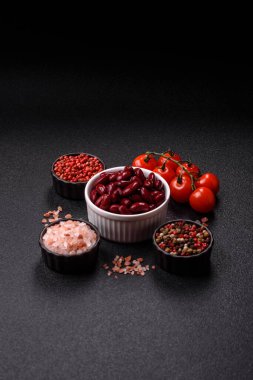 Sağlıklı ya da vejetaryen yemek pişirmek için konserve fasulye konservesi. Tasarımın için arka plan olarak konserve fasulye