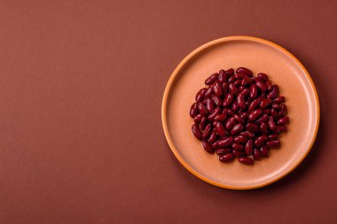 Sağlıklı ya da vejetaryen yemek pişirmek için konserve fasulye konservesi. Tasarımın için arka plan olarak konserve fasulye