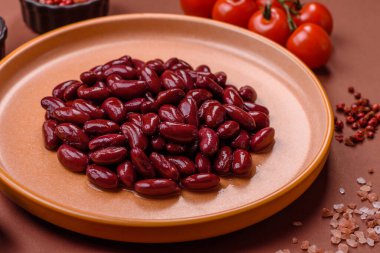 Sağlıklı ya da vejetaryen yemek pişirmek için konserve fasulye konservesi. Tasarımın için arka plan olarak konserve fasulye