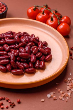 Sağlıklı ya da vejetaryen yemek pişirmek için konserve fasulye konservesi. Tasarımın için arka plan olarak konserve fasulye