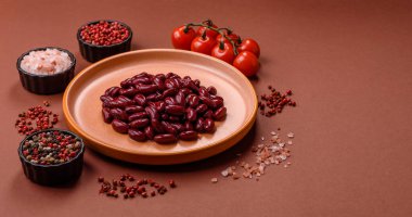 Sağlıklı ya da vejetaryen yemek pişirmek için konserve fasulye konservesi. Tasarımın için arka plan olarak konserve fasulye