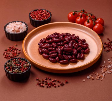 Sağlıklı ya da vejetaryen yemek pişirmek için konserve fasulye konservesi. Tasarımın için arka plan olarak konserve fasulye