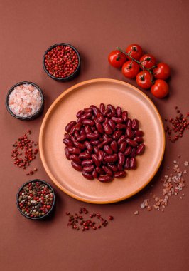 Sağlıklı ya da vejetaryen yemek pişirmek için konserve fasulye konservesi. Tasarımın için arka plan olarak konserve fasulye