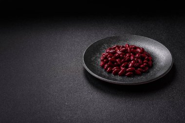 Sağlıklı ya da vejetaryen yemek pişirmek için konserve fasulye konservesi. Tasarımın için arka plan olarak konserve fasulye