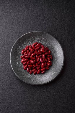 Sağlıklı ya da vejetaryen yemek pişirmek için konserve fasulye konservesi. Tasarımın için arka plan olarak konserve fasulye