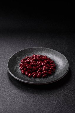 Sağlıklı ya da vejetaryen yemek pişirmek için konserve fasulye konservesi. Tasarımın için arka plan olarak konserve fasulye