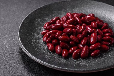 Sağlıklı ya da vejetaryen yemek pişirmek için konserve fasulye konservesi. Tasarımın için arka plan olarak konserve fasulye