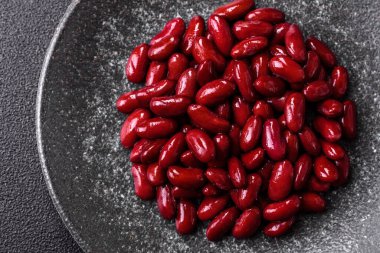 Sağlıklı ya da vejetaryen yemek pişirmek için konserve fasulye konservesi. Tasarımın için arka plan olarak konserve fasulye