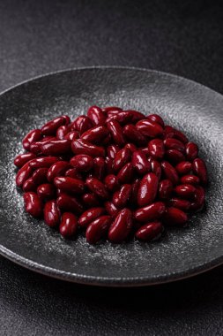 Sağlıklı ya da vejetaryen yemek pişirmek için konserve fasulye konservesi. Tasarımın için arka plan olarak konserve fasulye