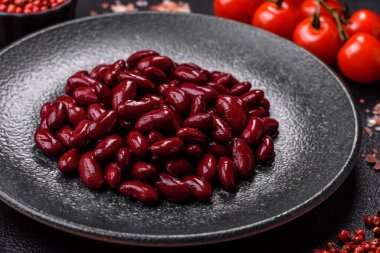 Sağlıklı ya da vejetaryen yemek pişirmek için konserve fasulye konservesi. Tasarımın için arka plan olarak konserve fasulye