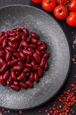 Sağlıklı ya da vejetaryen yemek pişirmek için konserve fasulye konservesi. Tasarımın için arka plan olarak konserve fasulye