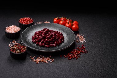 Sağlıklı ya da vejetaryen yemek pişirmek için konserve fasulye konservesi. Tasarımın için arka plan olarak konserve fasulye