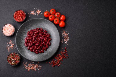 Sağlıklı ya da vejetaryen yemek pişirmek için konserve fasulye konservesi. Tasarımın için arka plan olarak konserve fasulye