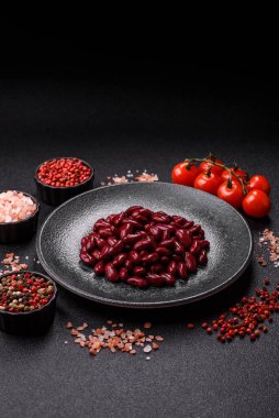 Sağlıklı ya da vejetaryen yemek pişirmek için konserve fasulye konservesi. Tasarımın için arka plan olarak konserve fasulye