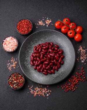 Sağlıklı ya da vejetaryen yemek pişirmek için konserve fasulye konservesi. Tasarımın için arka plan olarak konserve fasulye