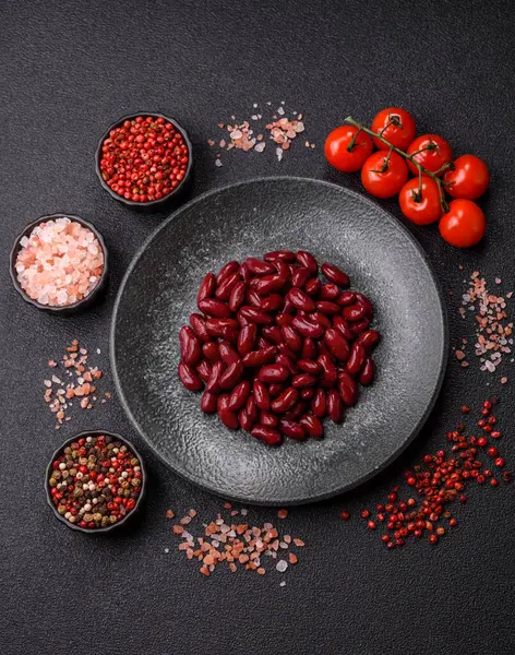 Sağlıklı ya da vejetaryen yemek pişirmek için konserve fasulye konservesi. Tasarımın için arka plan olarak konserve fasulye