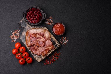 Lezzetli bir İngiliz kahvaltısının malzemesi olarak kızarmış domuz pastırması. Tasarımın için arka plan olarak kızarmış pastırma parçaları.