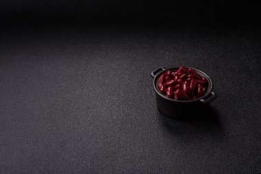 Sağlıklı ya da vejetaryen yemek pişirmek için konserve fasulye konservesi. Tasarımın için arka plan olarak konserve fasulye