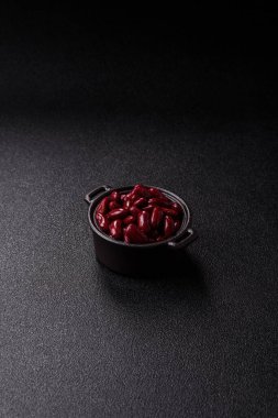 Sağlıklı ya da vejetaryen yemek pişirmek için konserve fasulye konservesi. Tasarımın için arka plan olarak konserve fasulye