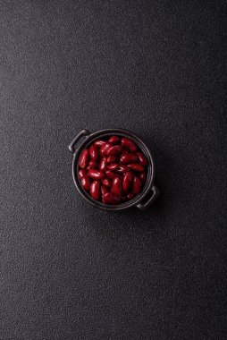 Sağlıklı ya da vejetaryen yemek pişirmek için konserve fasulye konservesi. Tasarımın için arka plan olarak konserve fasulye