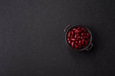 Sağlıklı ya da vejetaryen yemek pişirmek için konserve fasulye konservesi. Tasarımın için arka plan olarak konserve fasulye